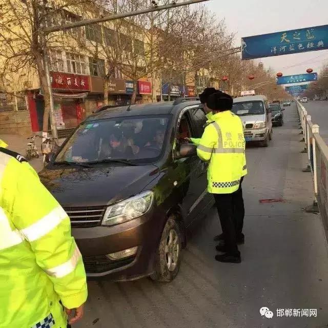 我市交警為營造安全、有序的道路交通環(huán)境，自2月26日0時(shí)起，啟動(dòng)了106國道李茂堤警務(wù)站、107國道漳河警務(wù)站、309國道椿樹嶺警務(wù)站、213省道索堡警務(wù)站、212省道柳園警務(wù)站、青蘭高速邯鄲東口警務(wù)站、青蘭高速邯鄲西口警務(wù)站、京港澳高速邯鄲南口警務(wù)站、京港澳高速邯鄲北口警務(wù)站。